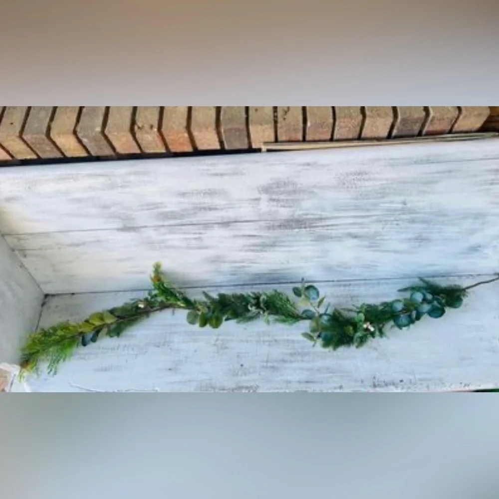 *Mistletoe Mix Artificial Garland